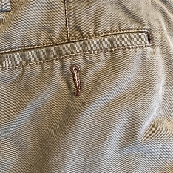 Dockers Men’s Olive Shorts Size 36 in EUC. Tiny spot on back pocket pictured. - Picture 4 of 4